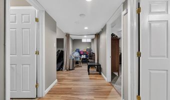 800 Whispering Village Cir, Ballwin, MO 63021