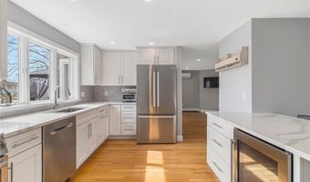 53 River Run Rd, Middletown, RI 02842