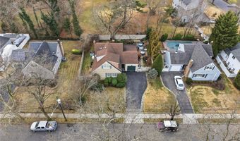 18 Gaylore Dr W, Amityville, NY 11701
