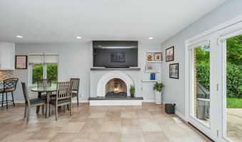 18 W Appletree Ln, Arlington Heights, IL 60004