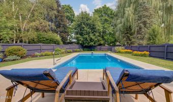 4 Fairway Ct, Albany, NY 12208