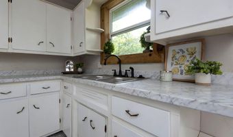 308 S Rinker Ave, Aurora, MO 65605