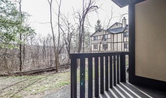28 Rollingwood Dr 28, Brookfield, CT 06804