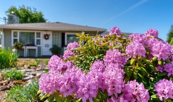311 MAPLE St, Brookings, OR 97415