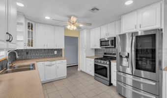 496 Apple Valley Dr, Belford, NJ 07718