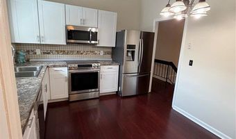 537 Treetop Village Dr, Ballwin, MO 63021