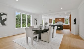 8 Fado Ln, Cos Cob, CT 06807