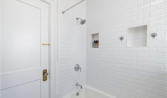 26 Narragansett Ave, Newport, RI 02840