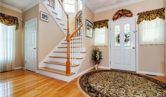 9 Wilshire Ln, Cranston, RI 02921
