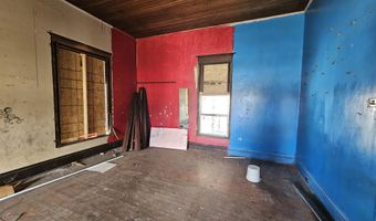 135 E Locust St, Aurora, MO 65605
