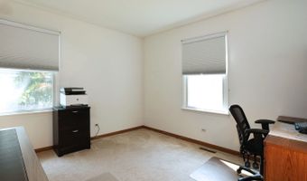 910 S Vista Dr, Algonquin, IL 60102