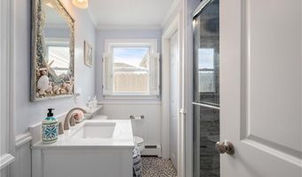35 Willow Ave, Narragansett, RI 02882