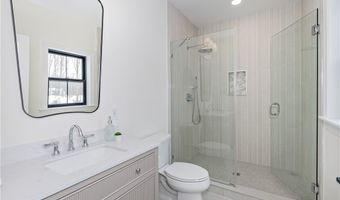690 Club Dr W, Aurora, OH 44202