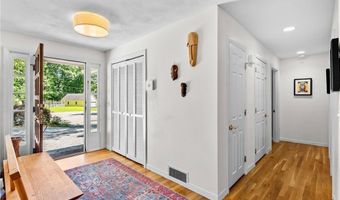 6 North Ln, Barrington, RI 02806