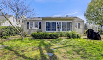 126 9th St, Belford, NJ 07718