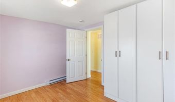 6 MacAlder St, Narragansett, RI 02882