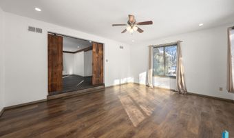 702 S 3rd St, Beresford, SD 57004