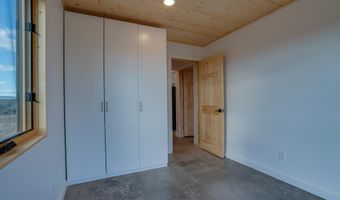 8 Quonset Way, Carson, NM 87517
