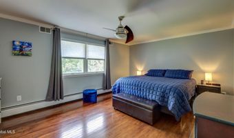 4 Fairway Ct, Albany, NY 12208