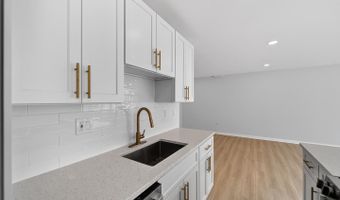 4390 LORCOM Ln 410, Arlington, VA 22207