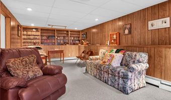 35 Sycamore Dr, Cranston, RI 02921