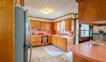 8 Spruce Ave, Middletown, RI 02842