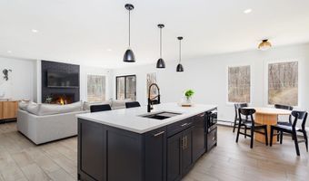 6 Daniels Dr, Danbury, CT 06811