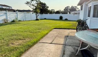 6 Winter Ln, Amityville, NY 11701