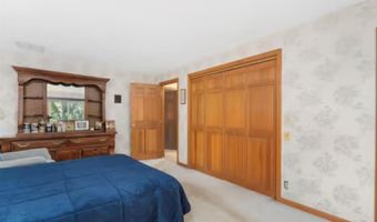 66 Foxglove Dr, Cranston, RI 02920