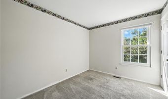 1043 Oakwood Farms Ln, Ballwin, MO 63021