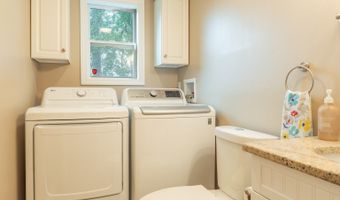 17 Edgewood St, Cromwell, CT 06416