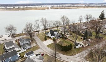 206 Edgewater Dr, Algonac, MI 48001