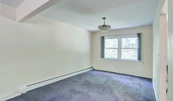 17 Twin Lakes Dr, Airmont, NY 10952