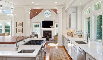 10 Ocean Lawn Ln, Newport, RI 02840