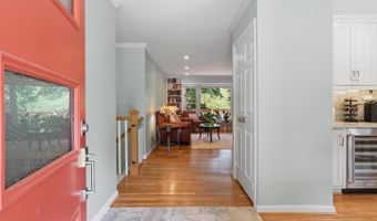8304 BRIAR CREEK Dr, Annandale, VA 22003