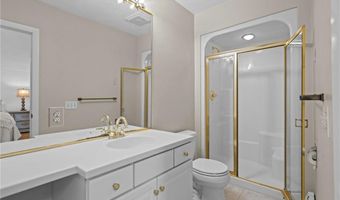 24 GREENWOOD Ln, Lincoln, RI 02865