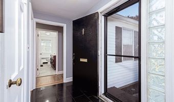 8 Somerset Rd, Cranston, RI 02910