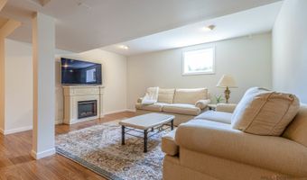 22205 W PINEVIEW Dr, Antioch, IL 60002