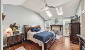 302 Fox Hollow Woods Dr, Ballwin, MO 63021