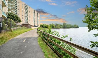 501 SLATERS Ln 402, Alexandria, VA 22314