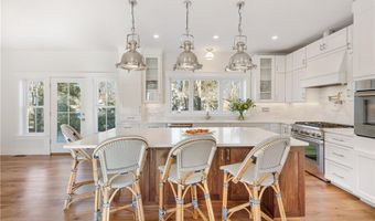 1 Knowlton Ct, Bristol, RI 02809