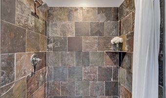 132 Point Of Woods Dr, Albany, NY 12203