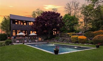 56 Summerfield Ln, Middletown, RI 02842