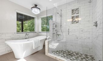 924 Forest Lake Ct, Ballwin, MO 63021