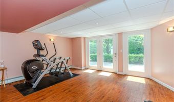 41 Holly Hill Ln, Cranston, RI 02921