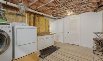 28 Wilbur Ave, Newport, RI 02840