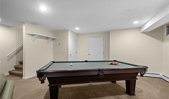 24 GREENWOOD Ln, Lincoln, RI 02865