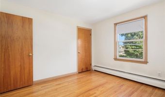 83 FESSENDEN St, Warwick, RI 02886