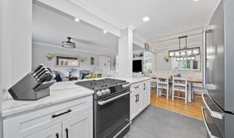 200 Merrick Rd R, Amityville, NY 11701