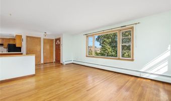 83 FESSENDEN St, Warwick, RI 02886